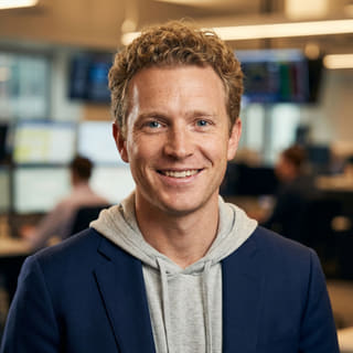 Ryan Brooks, identificado como Analista Principal de Trading na Bravo Lucrora, em imagem de perfil